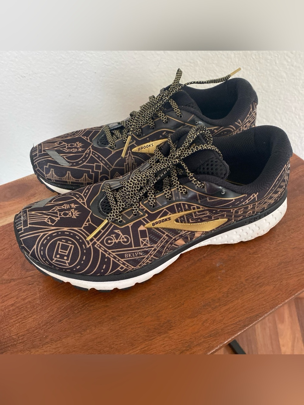 Brooks Men's Black and Gold Patterned Running Shoes size 10